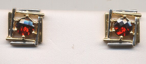 Beautiful 18 Kt Gold Garnet Earing